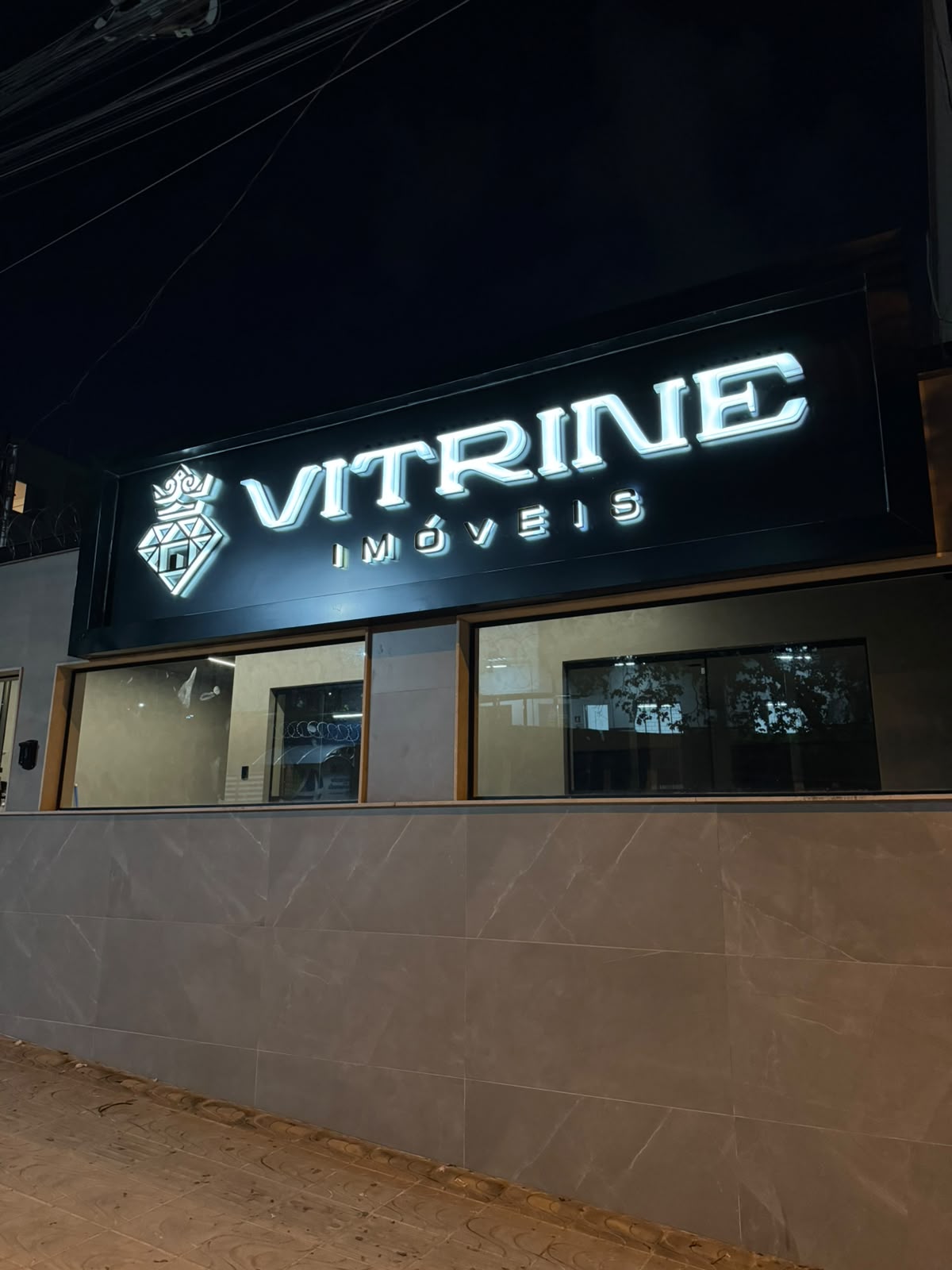 Letra caixa iluminada instalada pela IZT Placas
