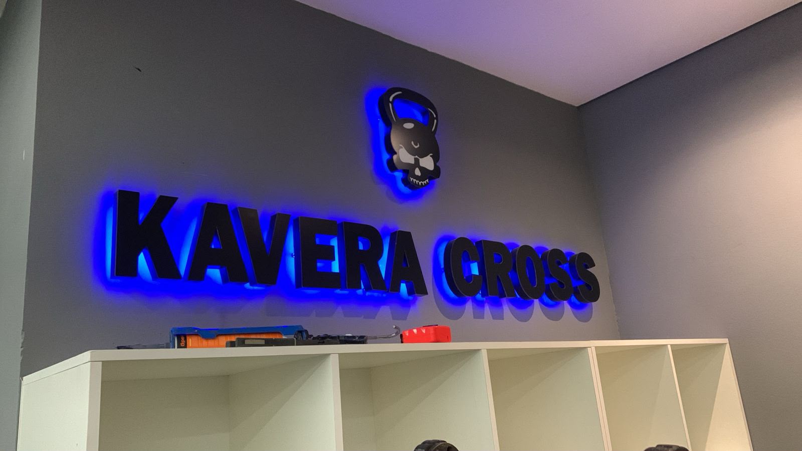 Letra caixa com iluminação retro